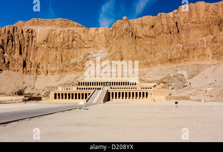 L ingresso del deserto al Tempio della Regina Hatshepsut vicino alla città egiziana di Luxor Foto Stock