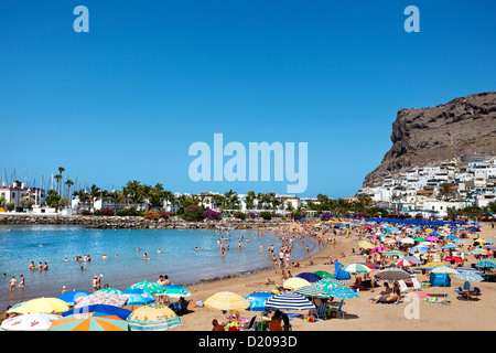 La gente sulla spiaggia sotto la luce diretta del sole, Puerto de Mogan, Gran Canaria, Isole Canarie, Spagna, Europa Foto Stock