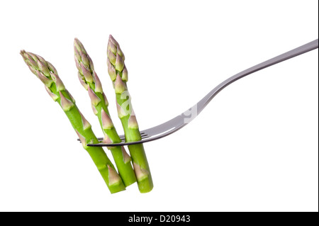 Gli asparagi spears su una forcella isolata contro uno sfondo bianco Foto Stock