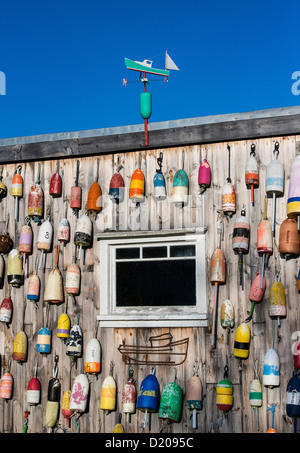 Lobster shack con colorati boe, jonesport, Maine, Stati Uniti d'America Foto Stock