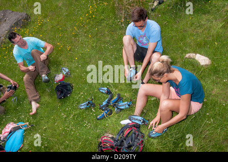 Gruppo di arrampicatori parlando in marcia di arrampicata Foto Stock