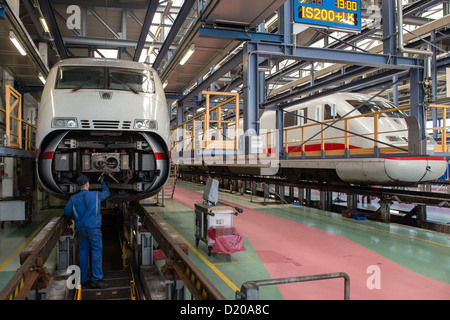 Berlino, Germania, i dipendenti di Deutsche Bahn treno ICE controlla un Foto Stock