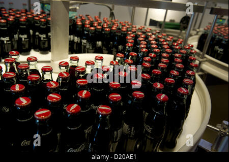 5 luglio 2012 - Atlanta, GA - World of Coca-Cola è allestita una mostra permanente che presenta la storia della azienda Coca-Cola. Il museo, situato su 20 acri vicino al complesso di Atlanta Centennial Olympic Park, accoglie più di 1 milioni di visitatori ogni anno. È a pochi isolati da Coca-Cola dalla sede mondiale della..nell'immagine: bottiglie di Coca-cola prodotta nel museo sono date ad ogni visitatore (credito Immagine: © Robin Nelson/ZUMAPRESS.com) Foto Stock