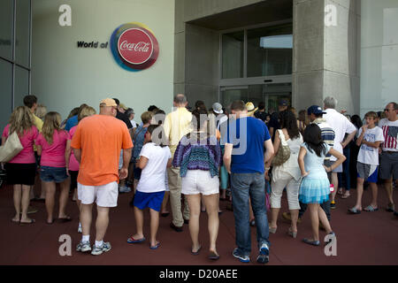 5 luglio 2012 - Atlanta, GA - World of Coca-Cola è allestita una mostra permanente che presenta la storia della azienda Coca-Cola. Il museo, situato su 20 acri vicino al complesso di Atlanta Centennial Olympic Park, accoglie più di 1 milioni di visitatori ogni anno. È a pochi isolati da Coca-Cola dalla sede mondiale della..Nella foto: folle attendere per entrare in museo (immagine di credito: © Robin Nelson/ZUMAPRESS.com) Foto Stock