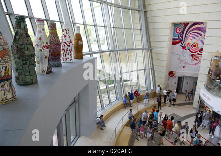 5 luglio 2012 - Atlanta, GA - World of Coca-Cola è allestita una mostra permanente che presenta la storia della azienda Coca-Cola. Il museo, situato su 20 acri vicino al complesso di Atlanta Centennial Olympic Park, accoglie più di 1 milioni di visitatori ogni anno. È a pochi isolati da Coca-Cola dalla sede mondiale della..nell'immagine: Atrium del museo (credito Immagine: © Robin Nelson/ZUMAPRESS.com) Foto Stock