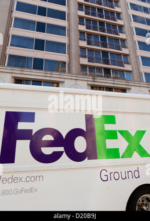 FedEx Ground consegna il carrello nella parte anteriore della torre di uffici Foto Stock