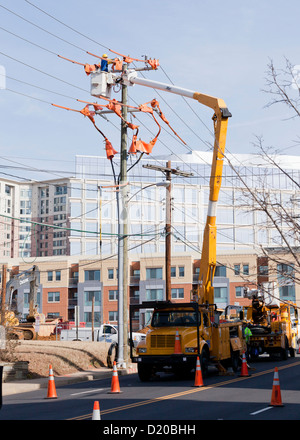 Lineman lavorando sulla linea elettrica - USA Foto Stock