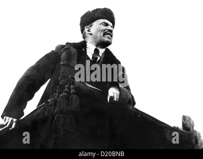 Vladimir Lenin sulla Piazza Rossa di Mosca il 7 novembre 1918. Lenin rivolgendosi alla folla per celebrare il primo anniversario della grande ottobre rivoluzione socialista. Foto Stock