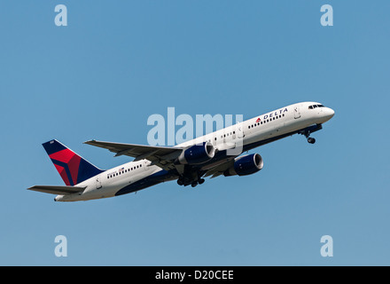 Un Delta Air Lines Boeing 757-200 jetliner partono dall'Aeroporto Internazionale di Vancouver. Foto Stock
