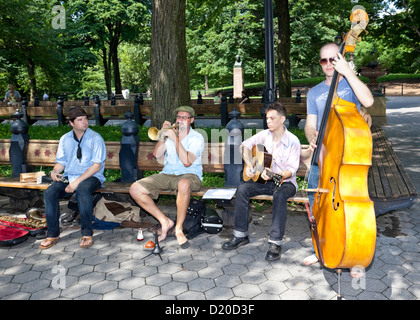 Tin pan jazz band di eseguire nel central Park di New York City, Stati Uniti d'America Foto Stock