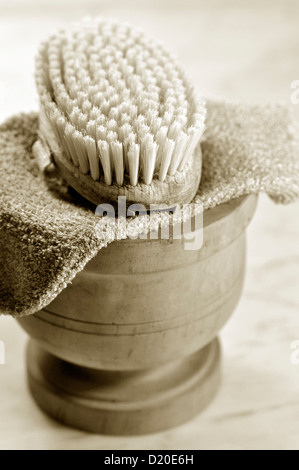 La vaschetta del bagno forniture, spazzola e Guanto da bagno Foto Stock