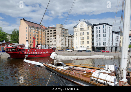 Relandersgrund lightship, ora un ristorante galleggiante, ormeggiata al Halkolaituri Vedkajen Marina, Helsinki, Finlandia e Scandinavia Foto Stock