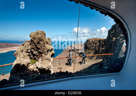 La vista dal ristorante e dal punto di vista, Mirador del Rio, architetto Cesar Manrique, Lanzarote, Isole Canarie, Spagna, Europa Foto Stock