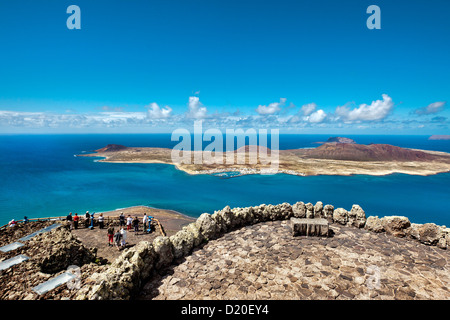 La vista dal ristorante e dal punto di vista, Mirador del Rio, architetto Cesar Manrique, Lanzarote, Isole Canarie, Spagna, Europa Foto Stock