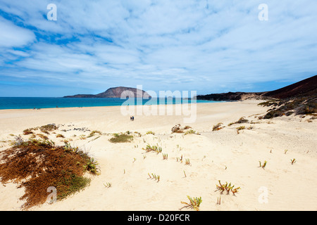 Spiaggia sotto il cielo velato, Playa de las Conchas, isola di La Graciosa, Lanzarote, Isole Canarie, Spagna, Europa Foto Stock