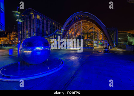 Sheffield Winter Gardens e Millennium Galleries di notte blu illuminato South Yorkshire Inghilterra Foto Stock