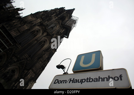 Un segno della metropolitana è visto di fronte il Duomo di Colonia, Germania, 09 Januayr 2013. Secondo il giornale Koelnische Rundschau, conclusioni sono evidenti e di rumorosità durante la guida udibile nella cupola, quando la nuova linea della metropolitana 5 passa lì, che ha preso sul funzionamento nel dicembre 2012. Foto: OLIVER BERG Foto Stock