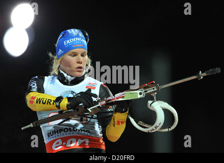 Biatleta tedesco Nadine Horchler è raffigurato durante il warm-up di tiro per le donne il relè evento presso la Coppa del Mondo di biathlon di Chiemgau Arena a Ruhpolding, Germania, 09 gennaio 2013. Foto: ANDREAS GEBERT Foto Stock