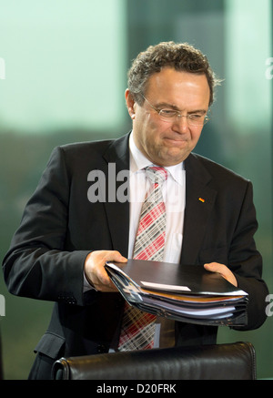 Ministro tedesco degli Interni Hans-Peter Friedrich arriva settimanale per la riunione del gabinetto di Berlino, Germania, 09 gennaio 2013. Oggi il gabinetto federale si concentra sul culturale straniera e la politica in materia di istruzione e formazione della Germania. Foto: MICHAEL KAPPELER Foto Stock