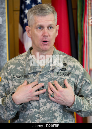 Il tenente generale Donald M. Campbell jr assume il comando all'US Army Airfield in Wiesbaden, Germania, 09 gennaio 2013. Campbell è ora il comandante generale degli Stati Uniti Esercito europeo. Foto: BORIS ROESSLER Foto Stock