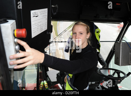 Van-carrier operatore Denise Koehler si siede nella cabina di pilotaggio del suo veicolo in Containerterminal Tollerort (CTT) ad Amburgo, Germania, 7 novembre 2012. Sempre più donne riprendere le professioni che sono state tradizionalmente un dominio maschile. Foto: Angelika Warmuth Foto Stock