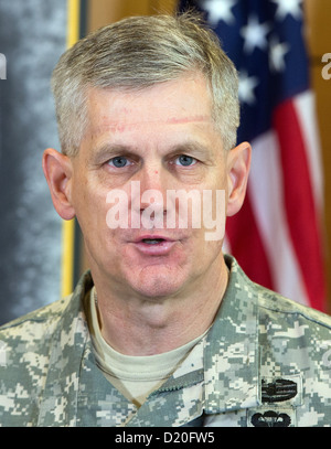 Il tenente generale Donald M. Campbell jr assume il comando all'US Army Airfield in Wiesbaden, Germania, 09 gennaio 2013. Campbell è ora il comandante generale degli Stati Uniti Esercito europeo. Foto: BORIS ROESSLER Foto Stock