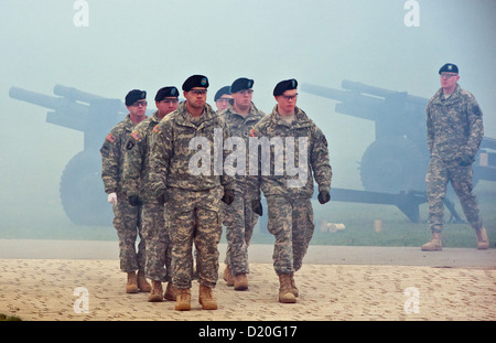 I soldati USA dare la pistola saluta in occasione dell'assunzione del comando dal tenente generale Donald M. Campbell jr all'US Army Airfield in Wiesbaden, Germania, 09 gennaio 2013. Campbell è ora il comandante generale degli Stati Uniti Esercito europeo. Foto: BORIS ROESSLER Foto Stock