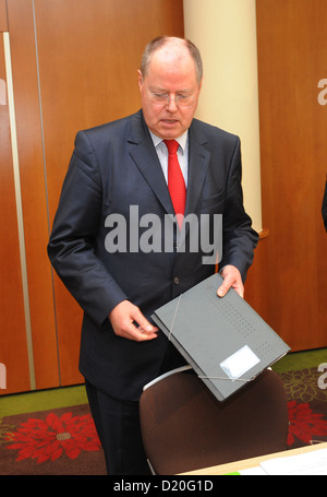 Il cancelliere del candidato del DOCUP Peer Steinbrueck passeggiate per la sua sede di riunione chiusa del Bundestag gruppo parlamentare della SPD a Hannover, Germania, 09 gennaio 2013. Foto: PETER STEFFEN Foto Stock