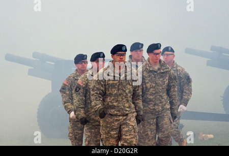 I soldati USA dare la pistola saluta in occasione dell'assunzione del comando dal tenente generale Donald M. Campbell jr all'US Army Airfield in Wiesbaden, Germania, 09 gennaio 2013. Campbell è ora il comandante generale degli Stati Uniti Esercito europeo. Foto: BORIS ROESSLER Foto Stock