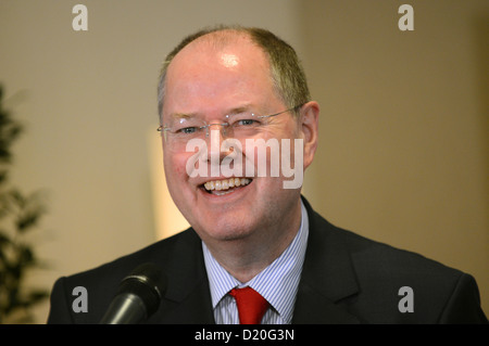 Il cancelliere del candidato del DOCUP Peer Steinbrueck parla ai giornalisti durante la riunione chiusa del Bundestag gruppo parlamentare della SPD a Hannover, Germania, 09 gennaio 2013. Foto: PETER STEFFEN Foto Stock