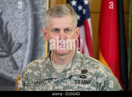 Il tenente generale Donald M. Campbell jr assume il comando all'US Army Airfield in Wiesbaden, Germania, 09 gennaio 2013. Campbell è ora il comandante generale degli Stati Uniti Esercito europeo. Foto: BORIS ROESSLER Foto Stock