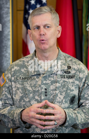 Il tenente generale Donald M. Campbell jr assume il comando all'US Army Airfield in Wiesbaden, Germania, 09 gennaio 2013. Campbell è ora il comandante generale degli Stati Uniti Esercito europeo. Foto: BORIS ROESSLER Foto Stock