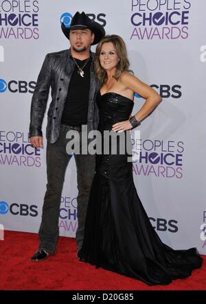 Jason Aldean con mia moglie presso gli arrivi per la 39th annuale di People's Choice Awards - arrivi, Nokia Theater in L.A. LIVE, Los Angeles, CA 9 gennaio 2013. Foto di: Dee Cercone/Everett Collection Foto Stock