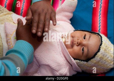 I bambini piccoli sono chiamati 'Huchuy wawas' in Quechua. Per i bambini il piano del fondo del Perù ha istituito centri in tutte le aree del programma per lo sviluppo della prima infanzia. La malnutrizione cronica qui potrebbe essere ridotto fino a due terzi. Foto Stock