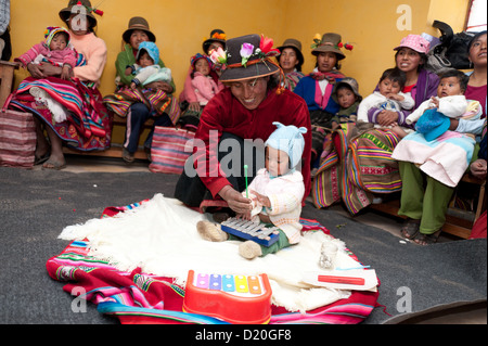 I bambini piccoli sono chiamati 'Huchuy wawas' in Quechua. Per i bambini il piano del fondo del Perù ha istituito centri in tutte le aree del programma per lo sviluppo della prima infanzia. La malnutrizione cronica qui potrebbe essere ridotto fino a due terzi. Foto Stock