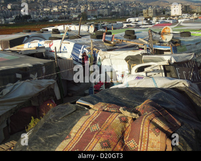 Un campo per rifugiati siriano vicino alla città zahl in sout libano. Il baracks sono realizzati da tarp su telai di legno. Foto Stock