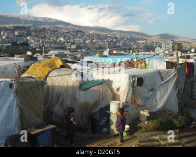 Un campo per rifugiati siriano vicino alla città di zahle in sout libano. Il baracks sono realizzati da tarp su telai di legno. Foto Stock