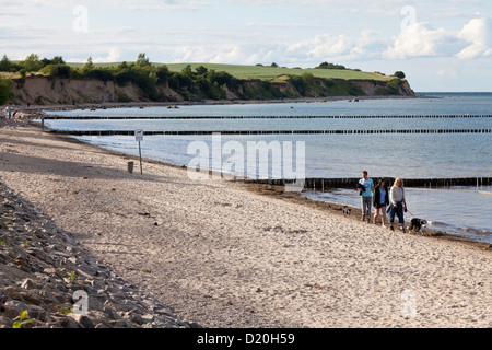 Spiaggia di Boltenhagen, guest camminando lungo la spiaggia, zona Kluetzer Winkel, costa del Mar Baltico, Boltenhagen, Mecklenburg-Wes Foto Stock