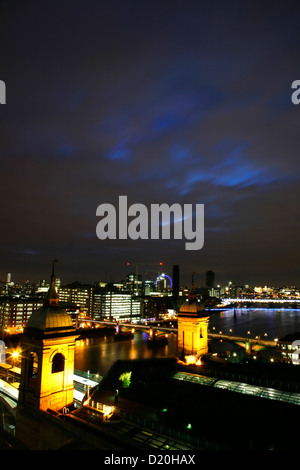 Vista dello Skyline del Tamigi al di là di Cannon Street Stazione Ferroviaria, la città di Londra, Regno Unito Foto Stock