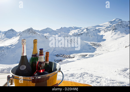 Bottiglie di champagne in un refrigeratore, montagne innevate sullo sfondo, Tignes, Val d'Isere, dipartimento della Savoia, Rhone-Alpes, Foto Stock