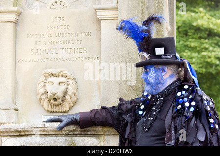 Buxton Giorno della danza 2012 con un fronte blu maschio ballerino morris Foto Stock