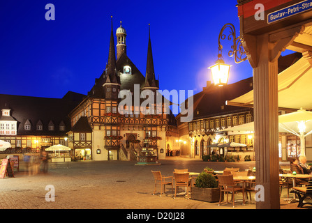 Germania, Sassonia Anhalt, regione Harz, Wernigerode, Municipio presso la piazza del mercato, crepuscolo Foto Stock