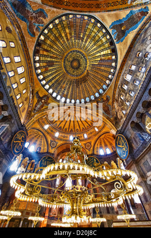 La decorazione islamica su cupole dell'interno di Hagia Sophia ( Ayasofya ) , Istanbul, Turchia Foto Stock