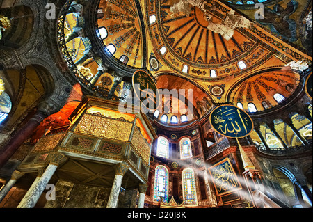 La decorazione islamica su cupole dell'interno di Hagia Sophia ( Ayasofya ) , Istanbul, Turchia Foto Stock