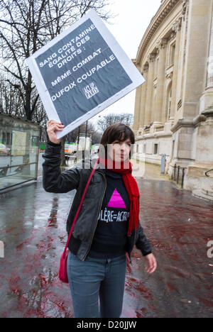 Parigi, Francia, attivisti per l'AIDS, LGTB N.G.O. francese, Act Up Paris; protesta per picchettaggio la presenza dell'ex ministro della salute, Georgina Dufoix, implicata nello scandalo del sangue contaminato sotto Pres. Mitterand, alla conferenza stampa per la dimostrazione di matrimonio anti-gay, alla Foreign Press Association (Celine) donna che tiene segno di protesta su Street, triangolo rosa gay Foto Stock