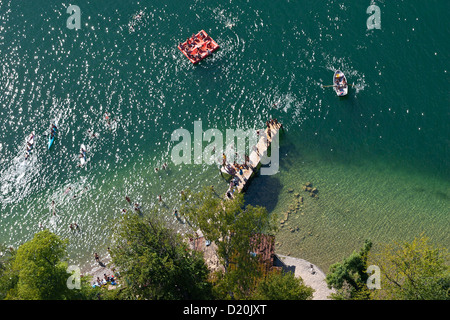 I giovani la balneazione nel lago di Starnberg con Pier, barche a remi e materasso gonfiabile, vista aerea, Baviera, Germania Foto Stock