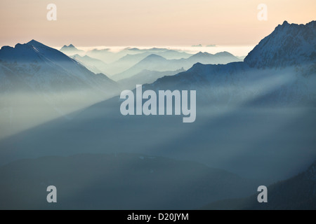 Prealpi bavaresi visto dalla Alpspitze, Werdenfelser Alpi, Baviera, Germania Foto Stock