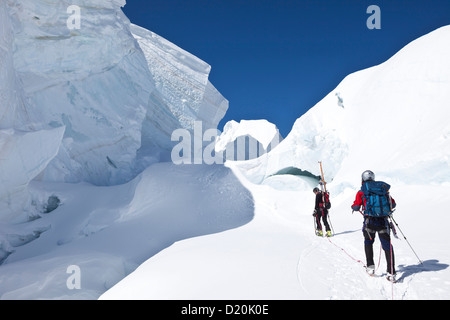 Sci alpinisti in un crepaccio, Mont Blanc du Tacul, Chamonix Mont-Blanc, Francia Foto Stock