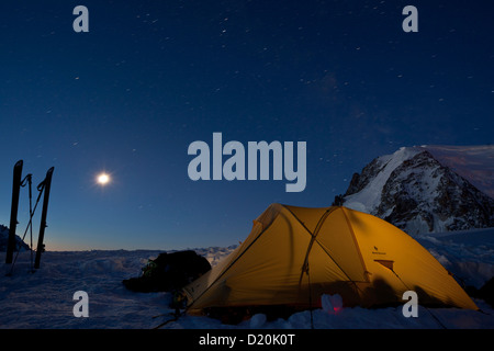 Luna e cielo stellato sopra tenda all'alba, vista verso il Mont Blanc du Tacul, Chamonix Mont-Blanc, Francia Foto Stock