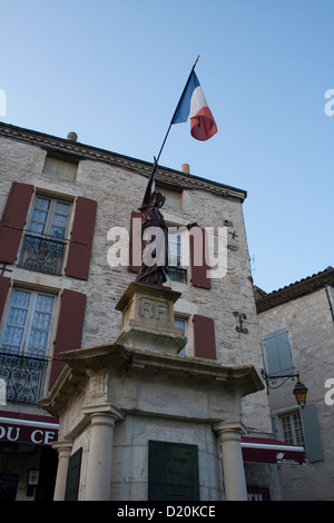 Statua di Marianne holding bandiera francese in Montcuq, Lot, Francia Foto Stock